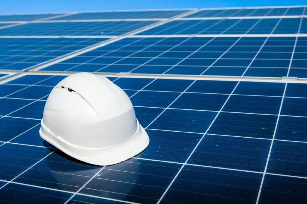 Casco sobre paneles solares