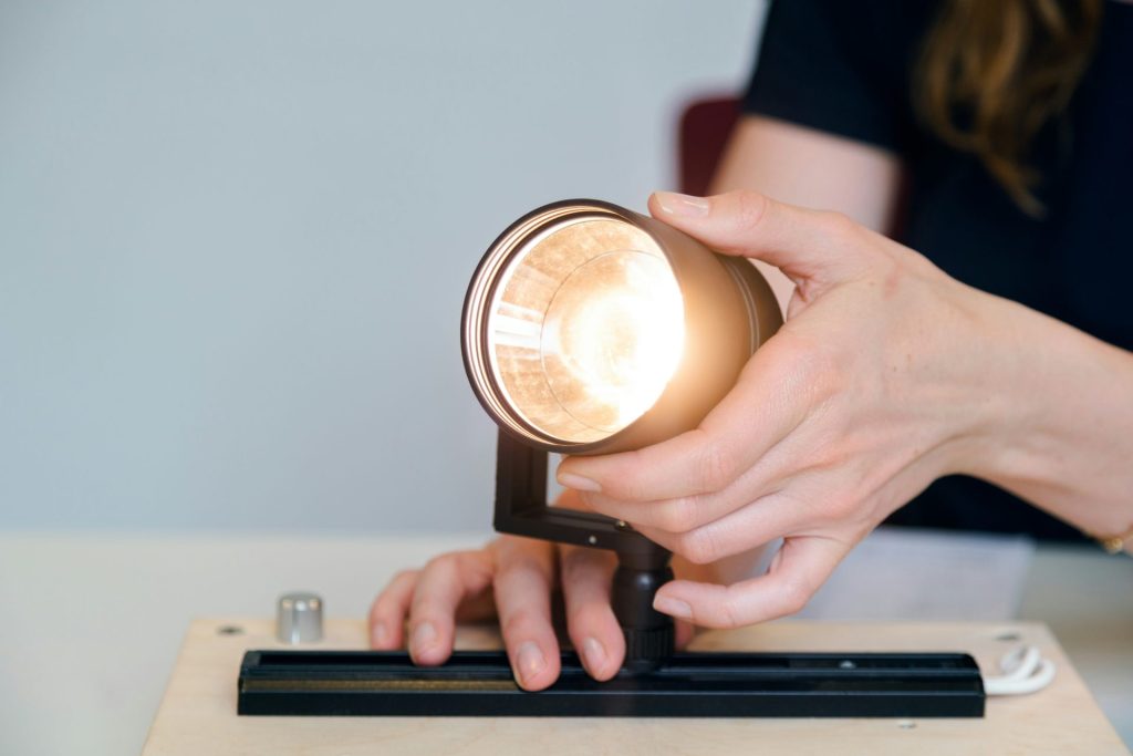 Persona sosteniendo una luz