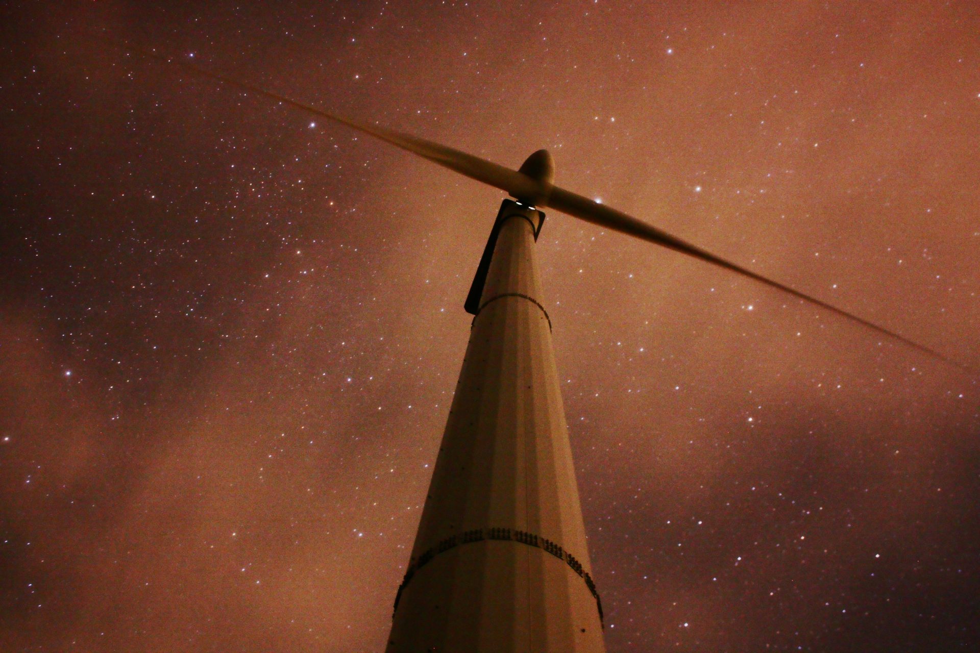 Turbina eólica bajo las estrellas