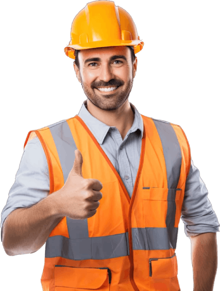 Hombre sonriente con casco naranja