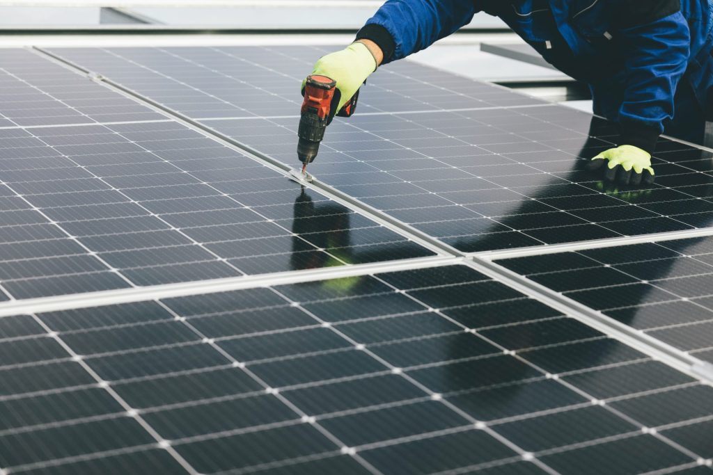 Instalador trabajando en paneles solares