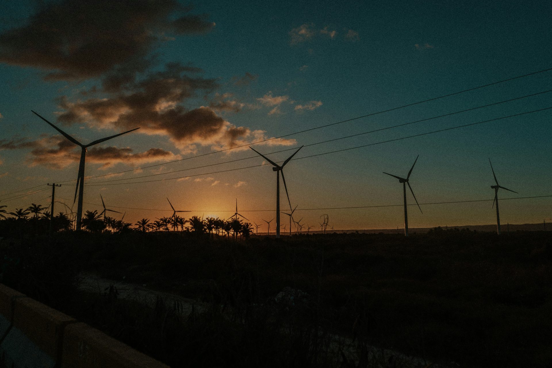 Eólicas al atardecer espléndido