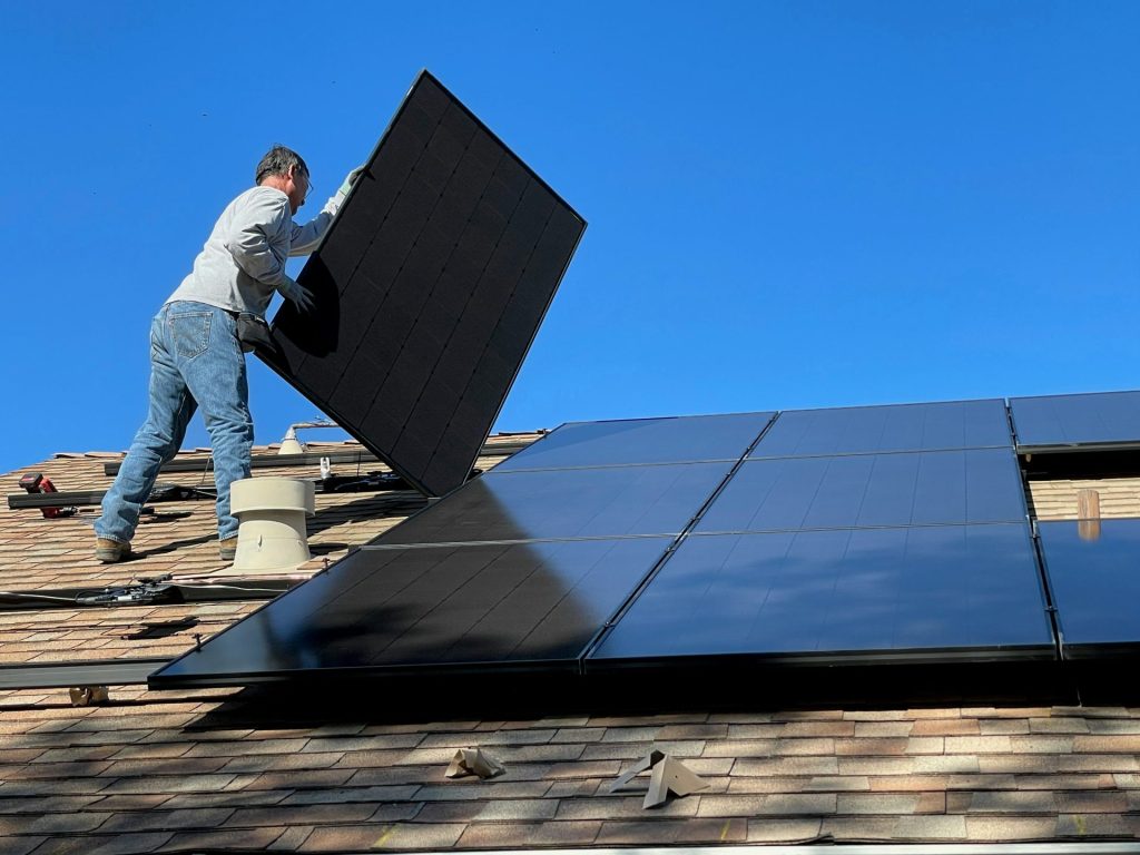 Instalando paneles solares en techo